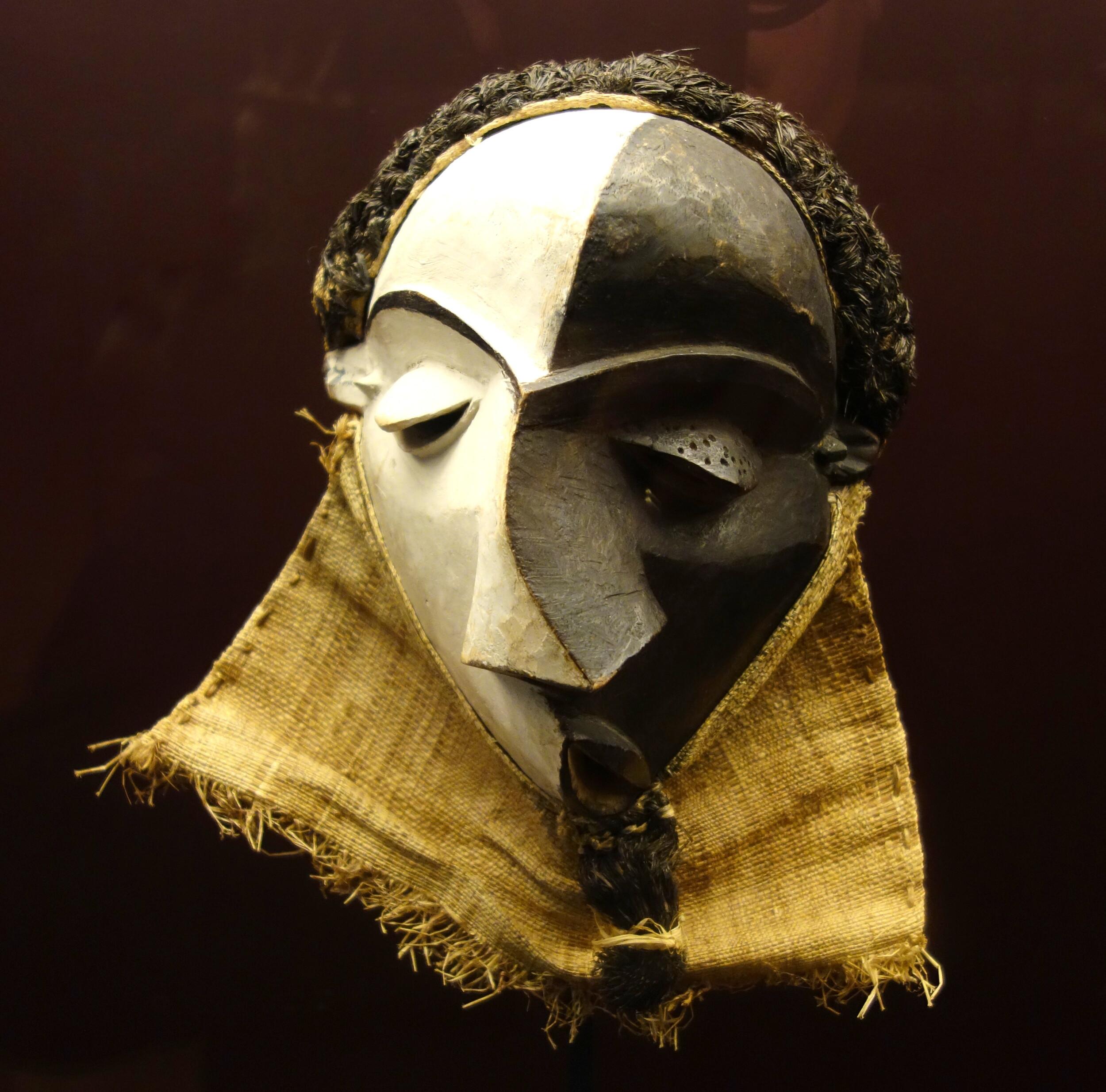  Artist from Pende people - Mbangu mask