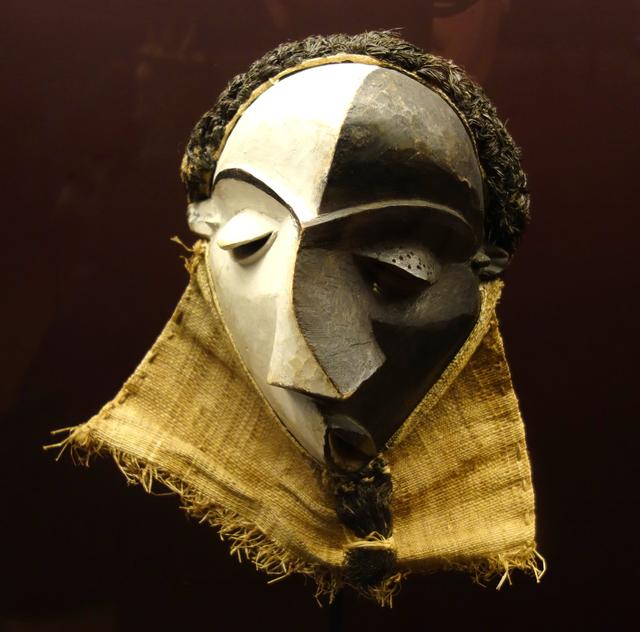 Artist from Pende people - Mbangu mask